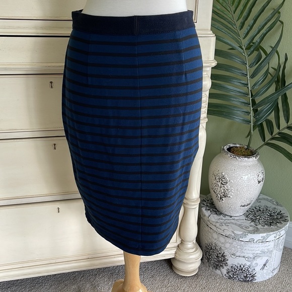 Lou & Grey Pull on straight skirt size small - Picture 2 of 5